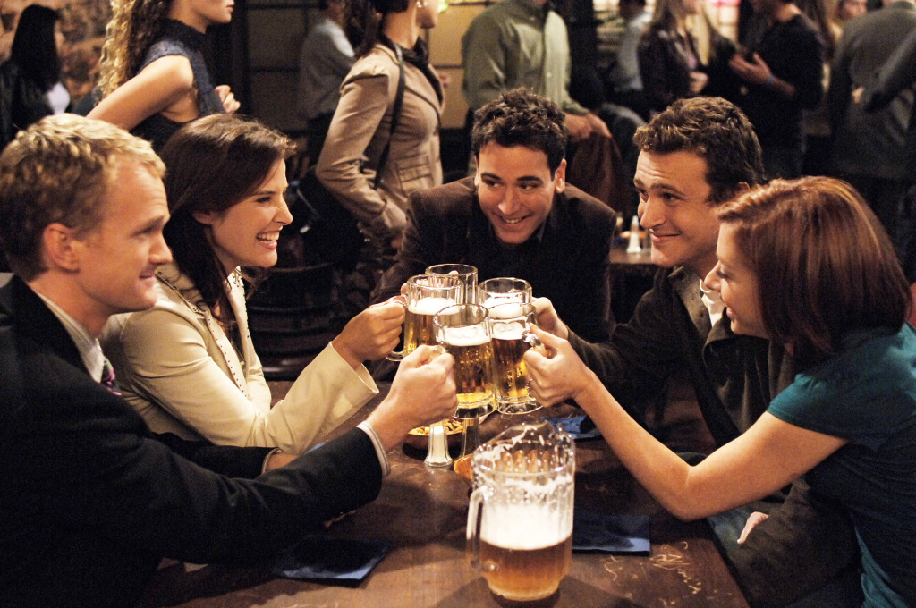 les 5 de HIMYM trinquent au pub