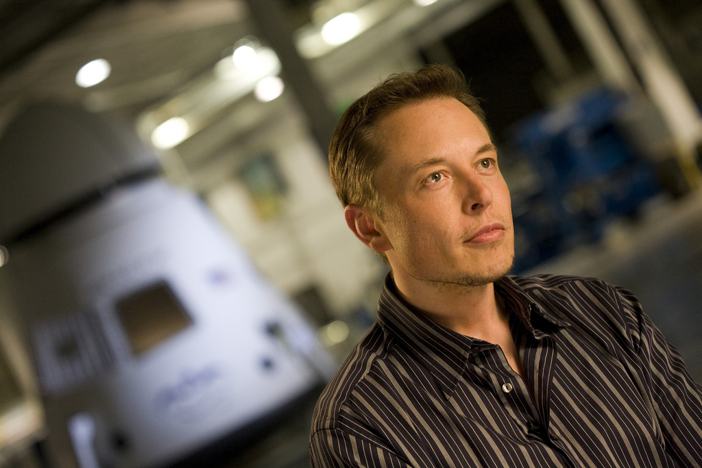 Elon Musk dans les locaux de SpaceX