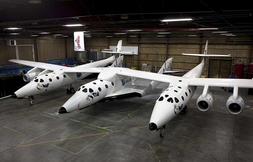 SpaceShipTwo (au centre) et l'avion porteur WhiteKnight Two